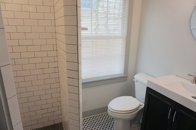 Building Photo - 2 BED | 2 BATH | HISTORIC DISTRICT | GATED BACKYARD WITH PORCH