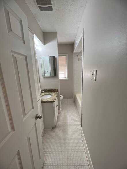 Building Photo - 2220 Mahan Dr