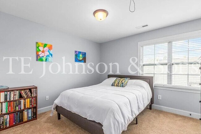 Building Photo - Beautiful 2 Bedroom Townhome with Bonus Room, Garage, and High End Finishes