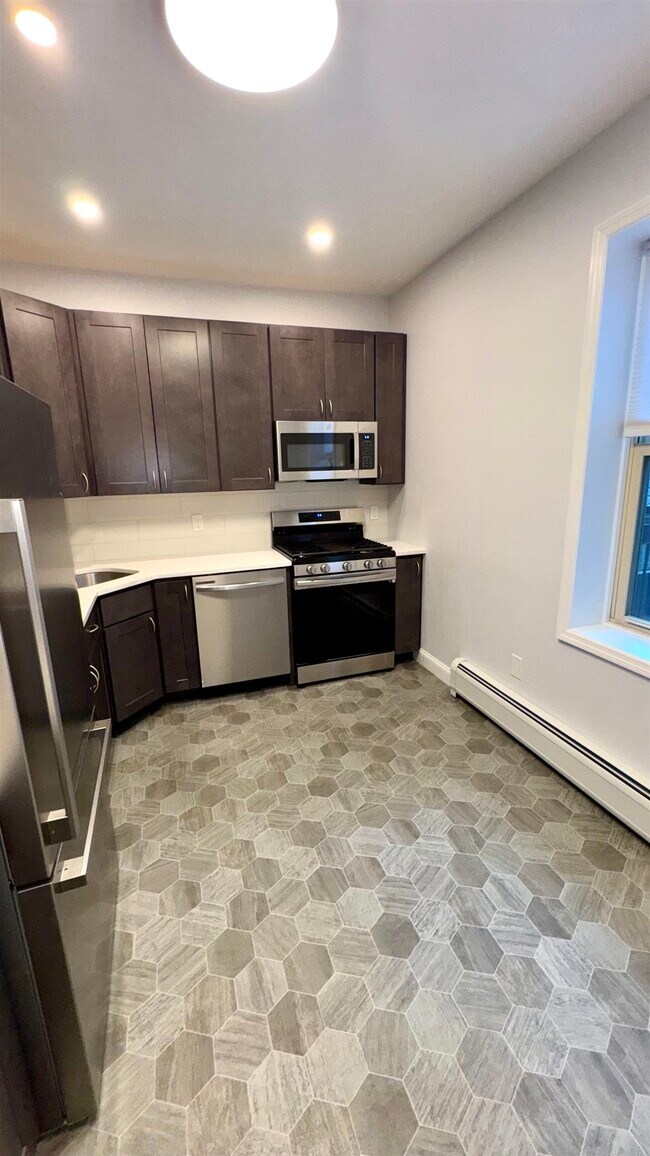 Building Photo - 76 Beacon Ave