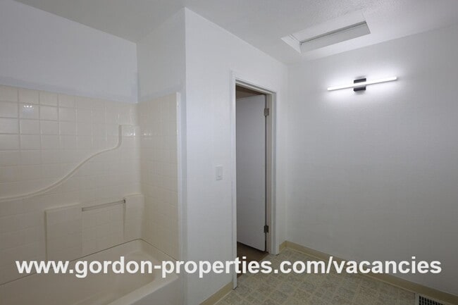 Building Photo - Saint Helens OR - upstairs flat 2 bedroom ...