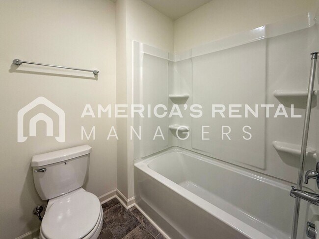 Building Photo - Move-in Special! Beautiful 5 Bed, 2 Bath h...