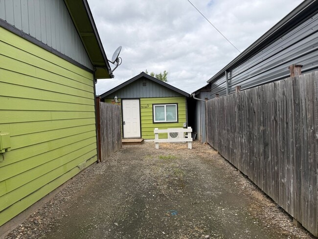 Building Photo - Updated 1 bedroom 1 bathroom ADU!