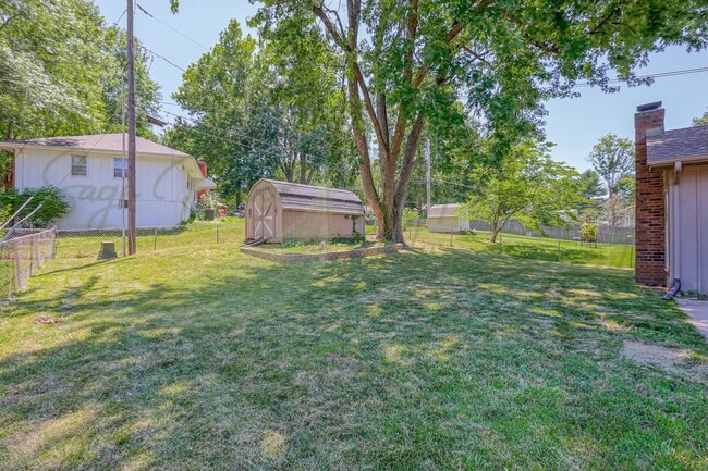 Building Photo - LOTS OF NATURAL SUNLIGHT!!!