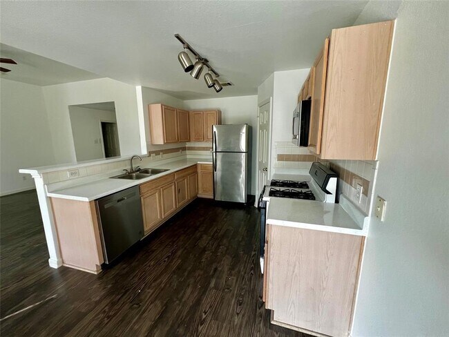 Building Photo - 200 Buttercup St