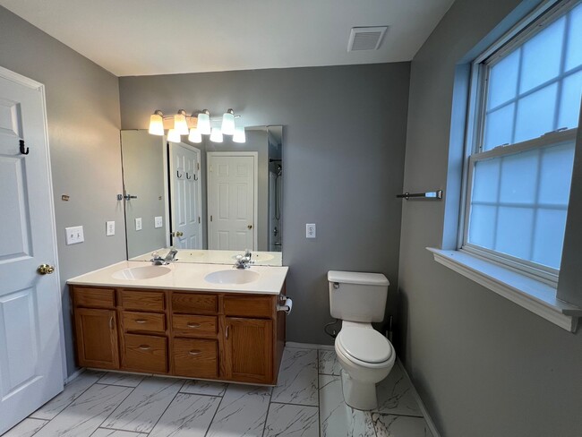 Building Photo - 4 Bedroom Home in Mallard Creek Area