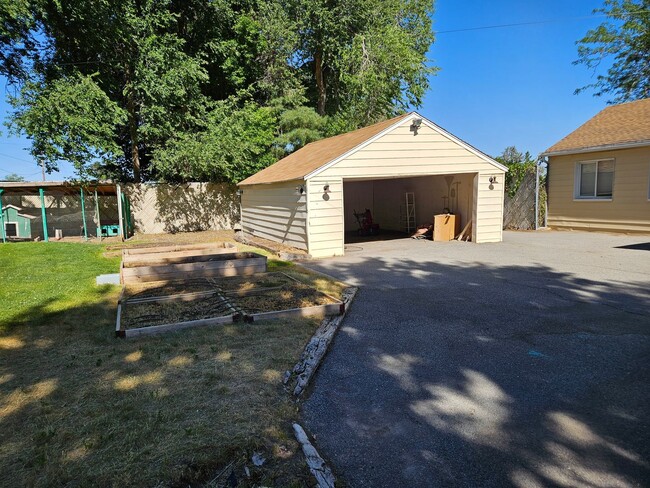 Building Photo - Beautiful 3 Bedroom/2 Bathroom in Bountiful