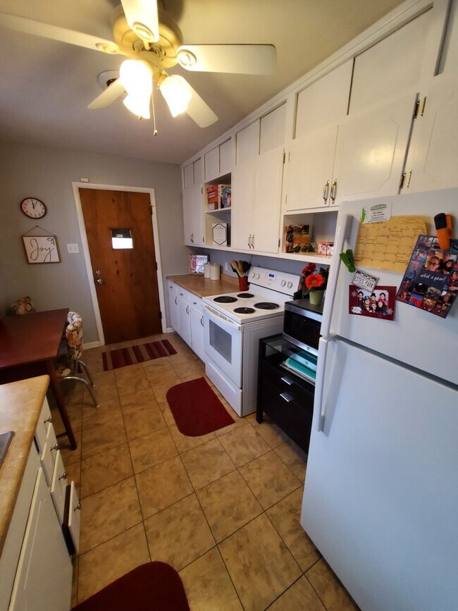 Building Photo - Immaculate 3BR home near parks and trails, eateries and quick highway access