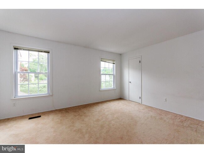 Building Photo - 8 Pond View Dr