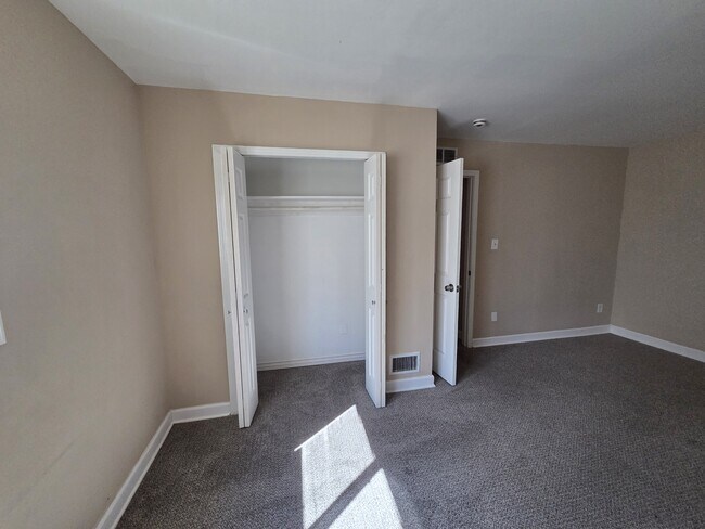 Building Photo - 16136 Log Cabin St