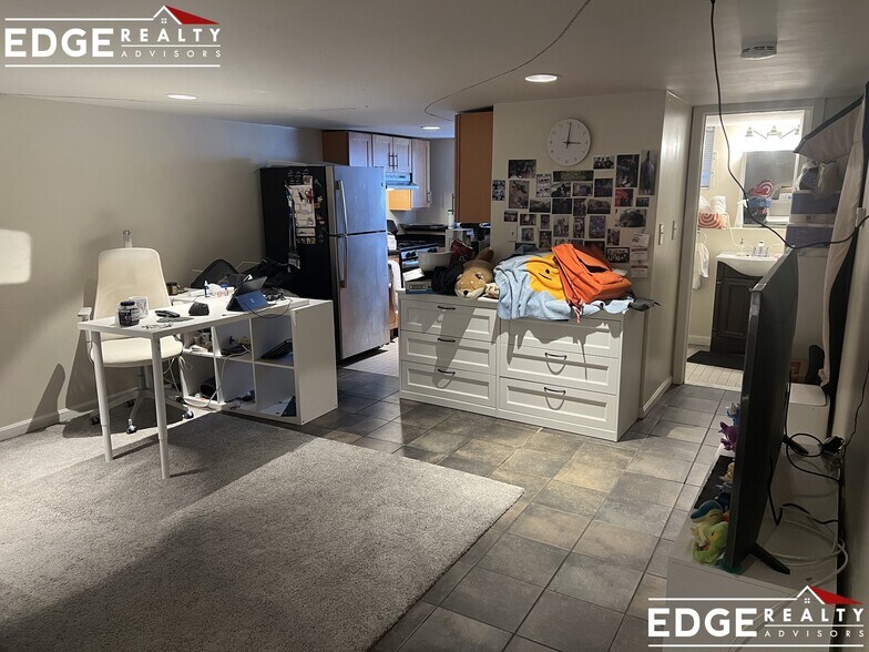 Building Photo - 2 Hingham St