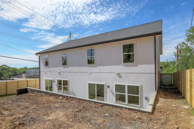 Building Photo - 427 W Linden Ave