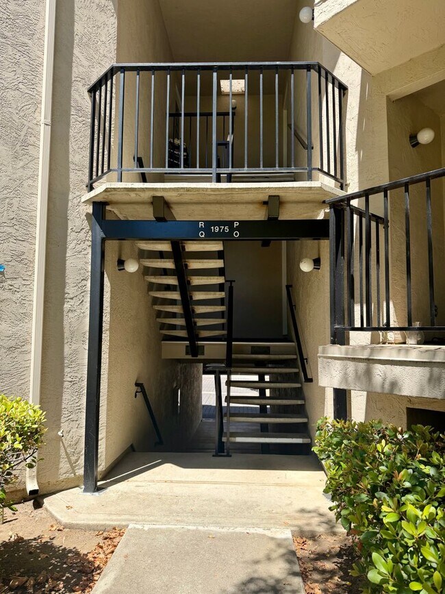 Building Photo - Prime Location! 2 Bedroom 2 Bath !