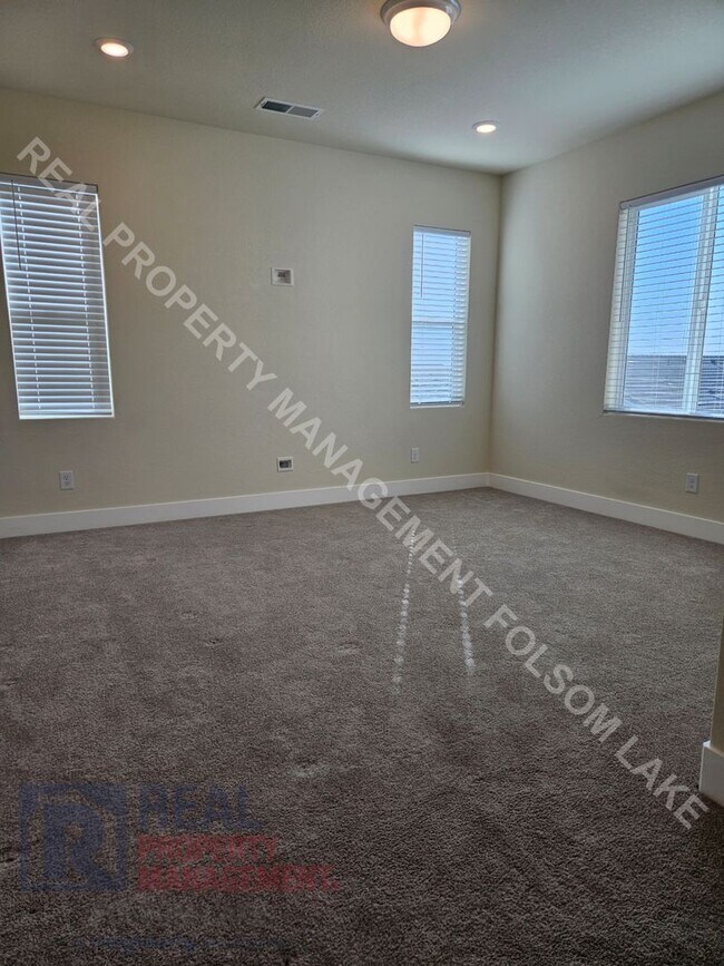 Building Photo - Available Now! 5 Bedroom 4.5 Bath at Russe...