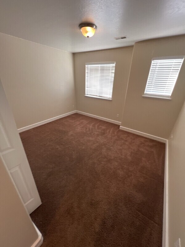 Building Photo - 943 450 E