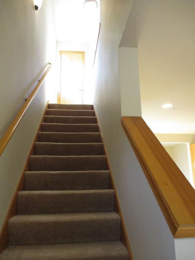 Building Photo - 2 Bedrooms 2.5 bath Townhome in Tacoma