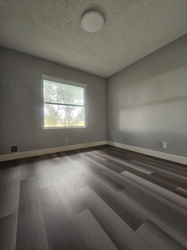 Building Photo - 331 Cypress Way W
