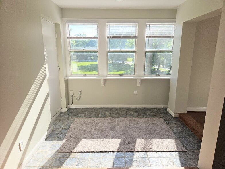 Building Photo - 9653 White Acre Rd
