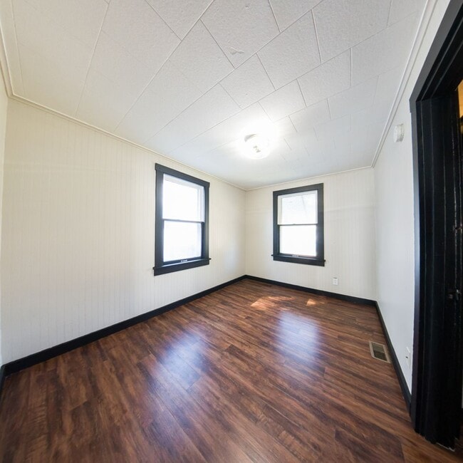 Building Photo - 2 Bedroom 1 Bath 1 Stall Garage For Rent