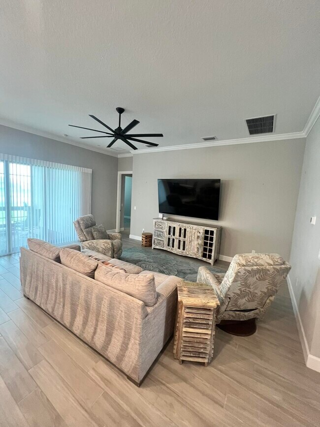 Building Photo - 655 S E Boboli Way