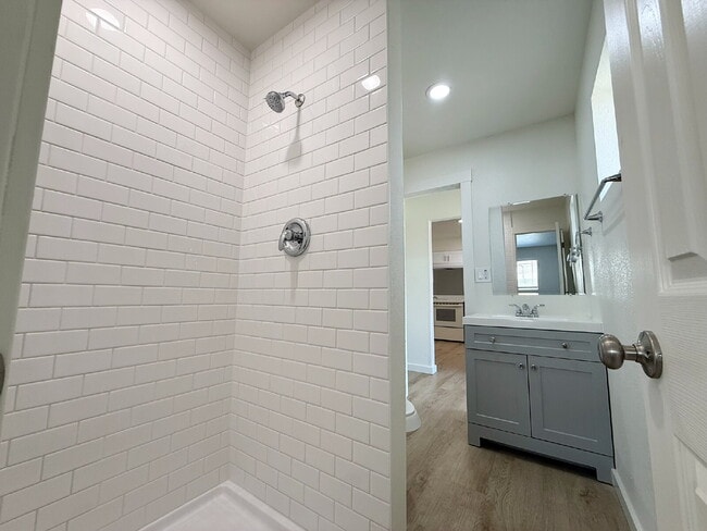 Building Photo - Charming 3-Bedroom Oasis with 2 Full Baths...