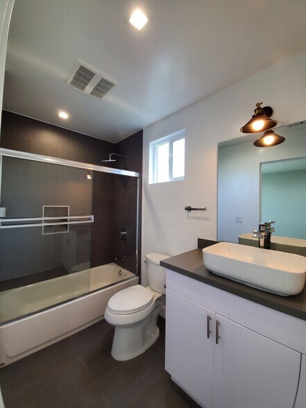 Building Photo - 2337 S Crenshaw Blvd