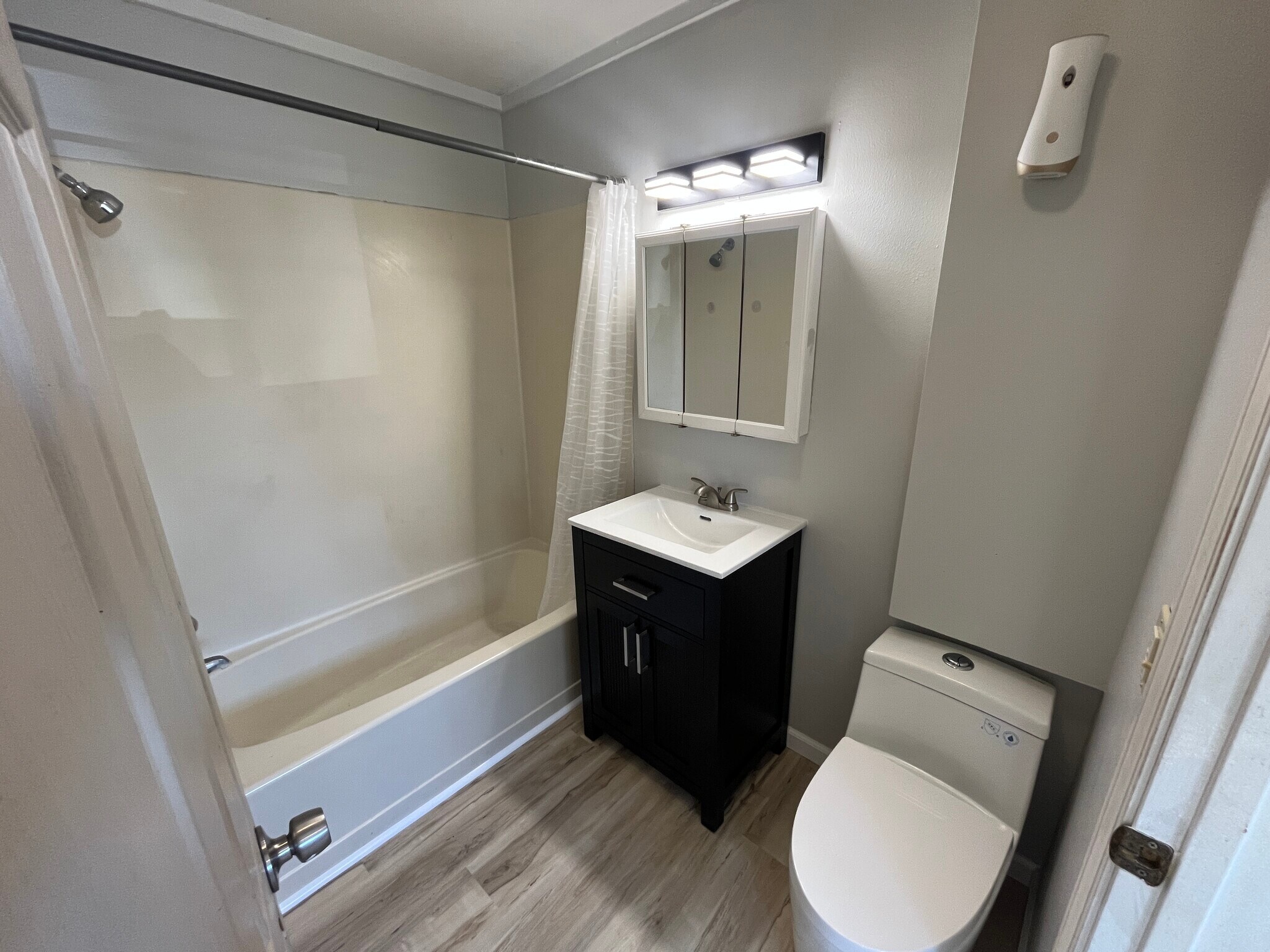 Building Photo - 929 E Clay St