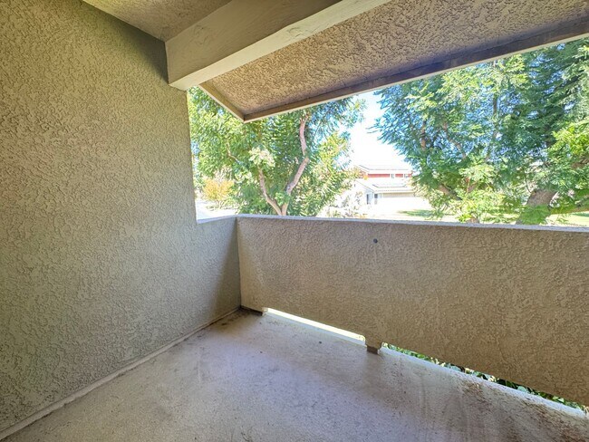 Building Photo - Beautiful Palm Desert Gem!