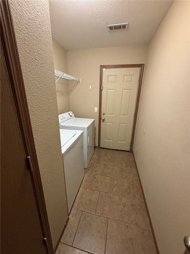 Building Photo - 240 Sage St