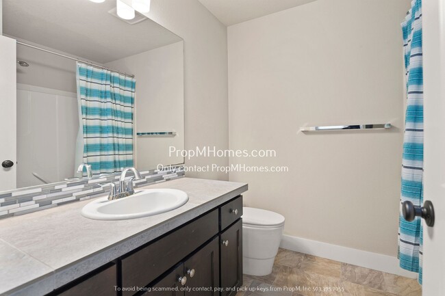 Building Photo - Terrific Milwaukie Three Bedroom Townhome - Close to Providence!