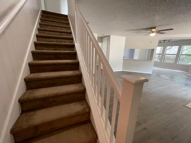 Building Photo - 9235 Ridge Post