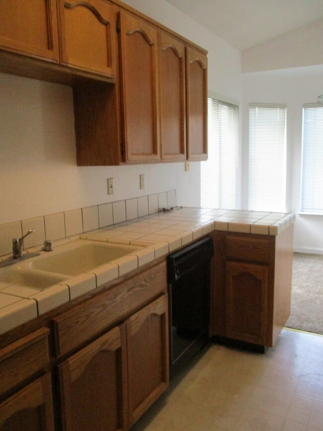 Building Photo - Single Family Home walking Distance to the Lab