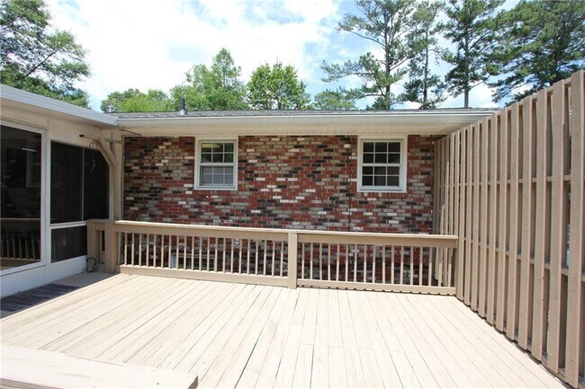 Building Photo - 2944 Piedmont Dr