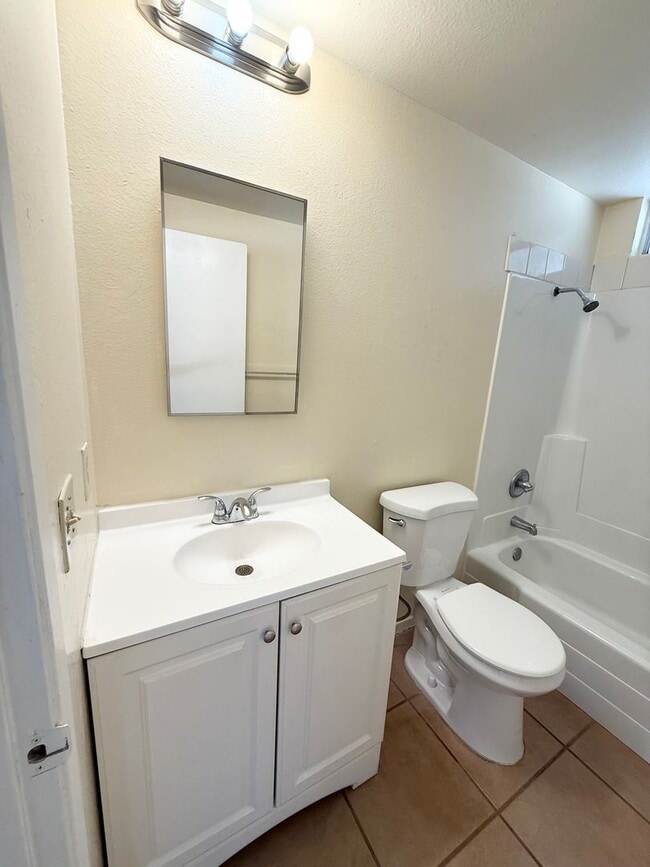 Building Photo - Move in ready/ 2 bedroom 1 bath