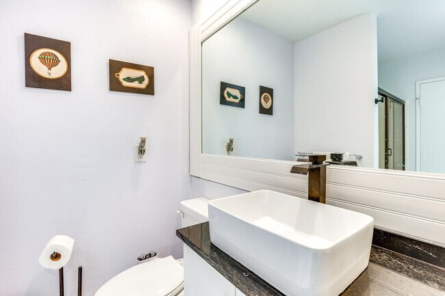 Building Photo - 4513 Cove Dr