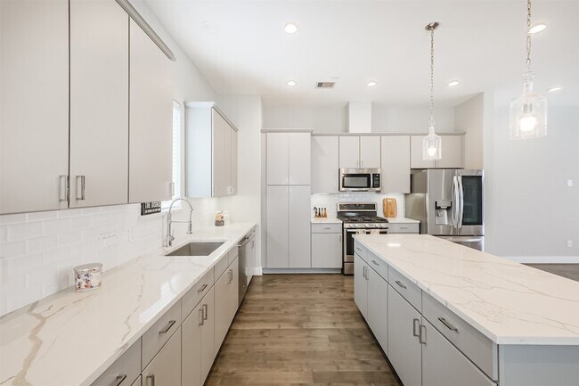 Building Photo - 1305 Mayfair Clarkson Ln