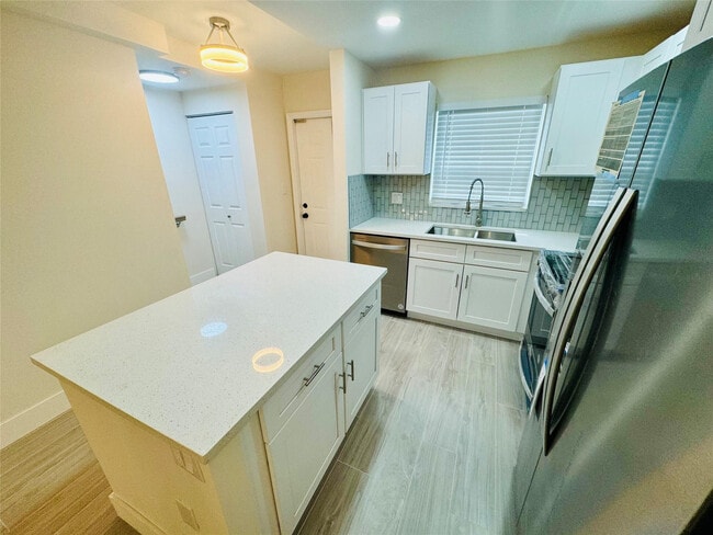 Building Photo - 805 W Oakland Park Blvd