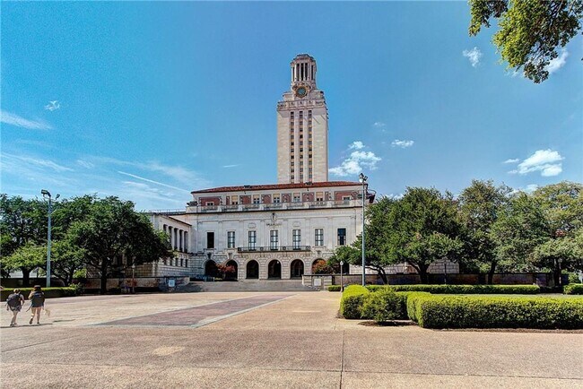 Building Photo - Centennial West Campus - Prime Time - 3BD/ 2BA - 1200 Sq ft - 1 Block to UT Campus - 2 Covered Pa...