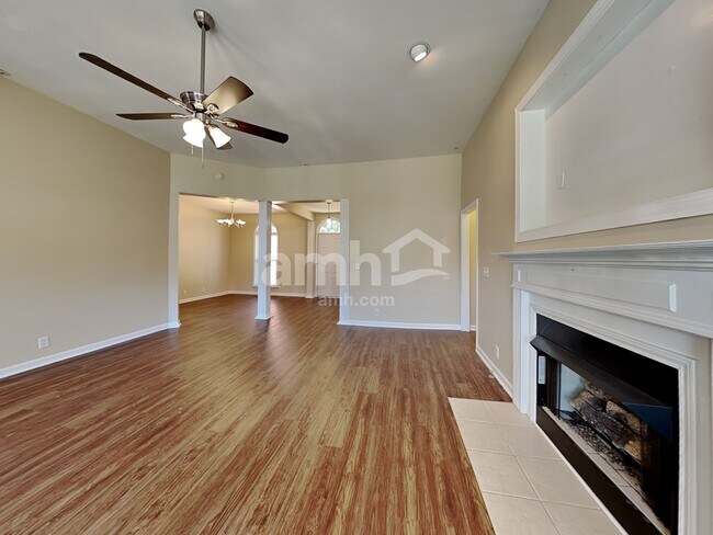 Building Photo - 4002 Greentree Ct