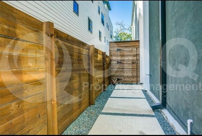 Building Photo - 4417 Munger Ave