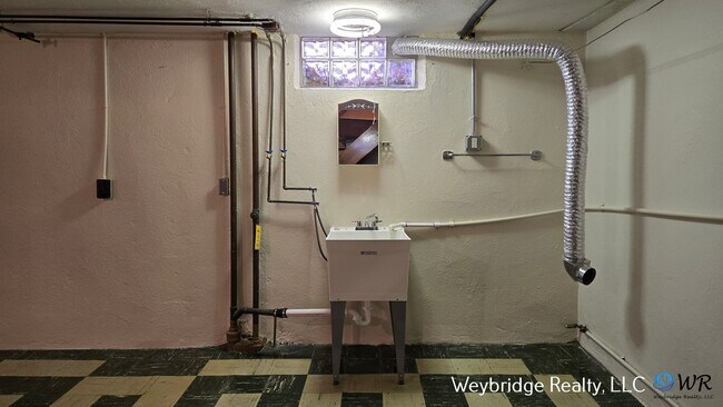 Building Photo - Charming Mid-Century 2BR Home with Sunroom, Fireplace & Fenced Yard