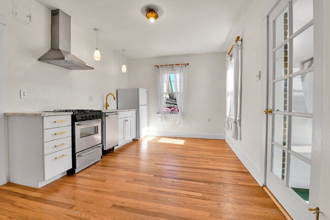 Building Photo - $2,600.00, 1 bed + non-conforming room, 1 ...