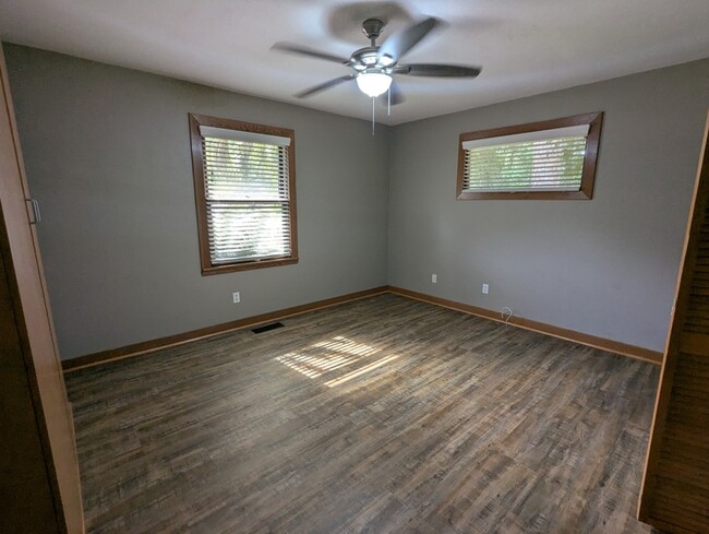 Building Photo - 115 Ferndale Dr