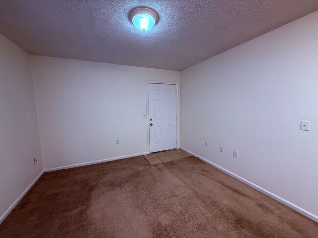 Building Photo - 1 Bedroom, 1 Bath Apartment
