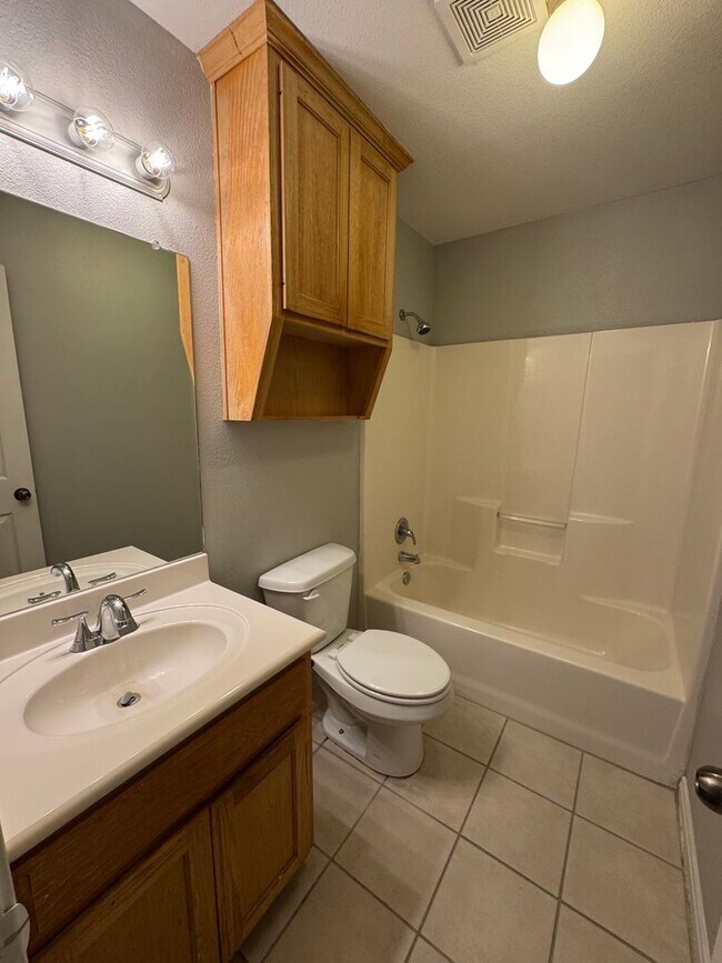 Building Photo - Updated 4 Bedroom Duplex in China Spring ISD