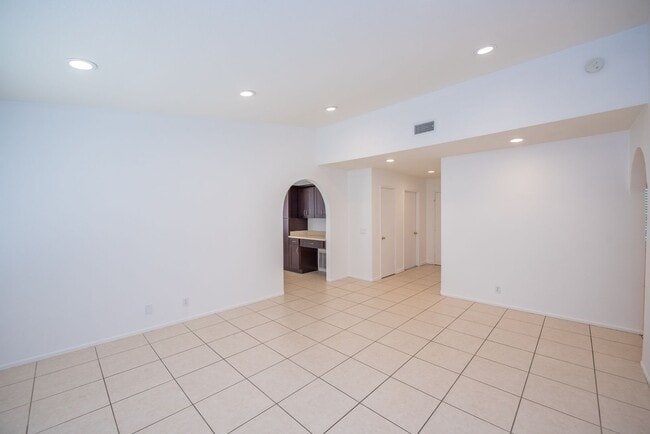 Building Photo - Spacious 4 Bedroom Home in Quiet Yorba Linda Neighborhood
