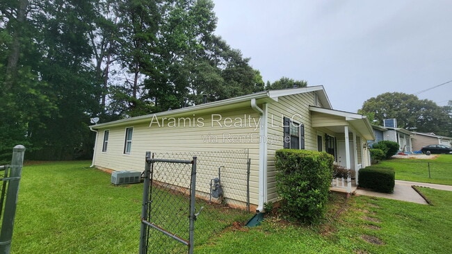 Building Photo - 1050 Greendale Ln