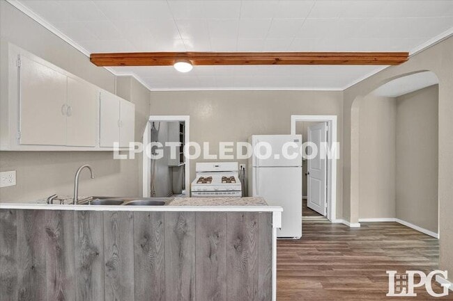 Building Photo - 3905 Peru St