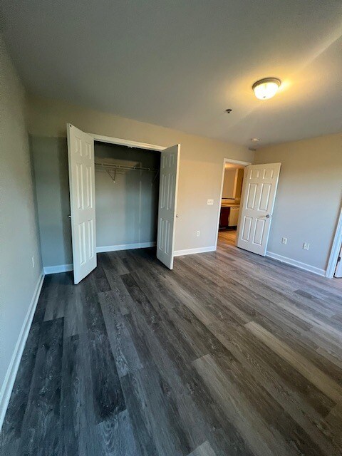 Building Photo - 916 Avon Ave