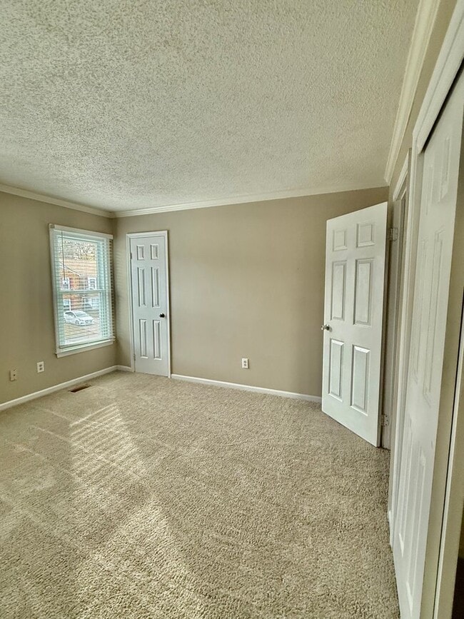 Building Photo - 3BD/2.5BA Brick Townhouse in Washington Commons off of Great Neck! Renovated throughout!